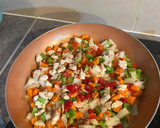 Foto del paso 1 de la receta: Pasta con pollo y verduritas🍗🍅🧅