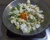 A picture of step 2 of Cauliflower mutter subji.