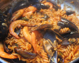 Foto del paso 9 de la receta: Espirales rápidas con tomate frito, mejillones y gambas