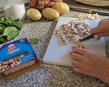 Foto del paso 2 de la receta: Tarta de Patatas, Espinacas, Champiñones y Queso (en air fryer)