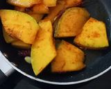 খোসা ও বিচি সহ মিস্টি কুমড়ার নিরামিষ রেসিপির ধাপ 2 ছবি