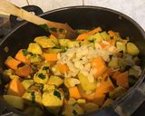 Une image de l'étape 11 de Poulet aux panais,patate douce et fruits secs au lait de coco et curry.