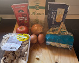 Foto del paso 1 de la receta: Gnocchis con huevos y champiñones en salsa de tomate