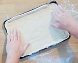 A picture of step 5 of Pissaladier.