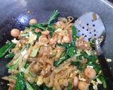 Foto langkah ke 6 dari resep Kwetiau goreng topping siomay dan sosis.