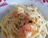 Foto del passaggio 3 della ricetta Linguine al limone con gamberi e pistacchi