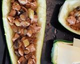 Foto del paso 6 de la receta: Zapallito Italiano relleno con Pollo al chipotle y champiñón
