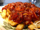 Salchichas con patatas fritas, tomate y queso