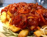 Foto del paso 4 de la receta: Salchichas con patatas fritas, tomate y queso