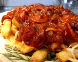 Foto del paso 4 de la receta: Salchichas con patatas fritas, tomate y queso