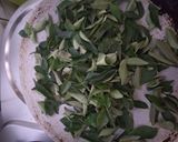 A picture of step 1 of Kadipatta chutney.