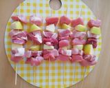 Foto del passaggio 4 della ricetta Spiedini di lombo di maiale con salsa di mele, zenzero e rosmarino