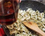 Foto del paso 7 de la receta: Calamares con tomate, almejas y gambas
