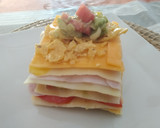 Foto del paso 7 de la receta: Lasaña fría de guacamole con queso cheddar y pavo