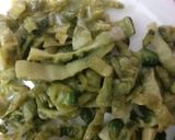 A picture of step 4 of Kareele with roti.