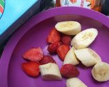 Foto langkah ke 1 dari resep Banana Strawberry Smoothies.
