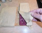 Φωτογραφία βήματος 2 της συνταγής Πιέστε τη ζύμη στις παγοκύστες και...βάλτε τη στο φούρνο. Πιτσάκια με mozzarella!