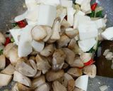 Foto langkah ke 4 dari resep Tumis jamur putih telor.