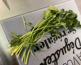 Une image de l'étape 12 de Poulet à l’ananas, oignon rouge, coriandre et cacahuètes.