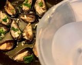 Foto del passaggio 2 della ricetta Cozze alla marinara, piatto freddo