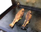 Une image de l'étape 5 de Truites saumonées grillées farcies au pesto herbes et ail.