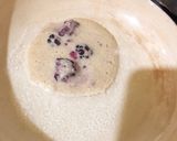 Foto del paso 4 de la receta: Panqueques de plátano y moras