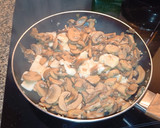Foto del paso 3 de la receta: Revuelto de champiñones con gorgonzola