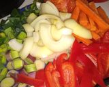 Foto del paso 3 de la receta: Pollo al horno con verduras 🍗🥔🥕🍅