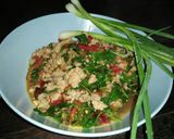 รูปขั้นตอนการทำที่ 2 ของ กะเพราหมูสับน้ำพริกลอยน้ำปลา
