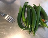 Une image de l'étape 2 de Piments verts au citron et vinaigre.