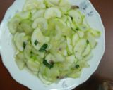 Hình bước làm 2 của món Bí ngòi xào