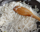 Foto del paso 3 de la receta: Rollitos de acelga con fideos de arroz