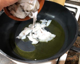 Foto del paso 3 de la receta: Espaguetis de calabacín con sepia chirla y gambón