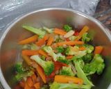 Foto langkah ke 4 dari resep Tumis Brokoli Wortel.