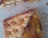 Foto langkah ke 2 dari resep Gabin isi kurma nenas dengan topping coklat.
