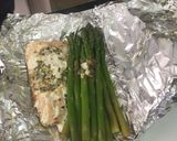 Foto del paso 5 de la receta: Salmón al ajo con limón y parmesano y espárragos