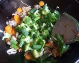 Foto langkah ke 6 dari resep Sapo Tahu Jamur Daun Kelor.