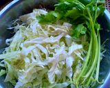 รูปขั้นตอนการทำที่ 1 ของ แหนมผัดไข่ใส่กะหล่ำปลี