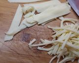 Hình bước làm 3 của món Pizza xúc xích (không cần lò nướng)