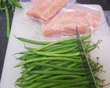 A picture of step 3 of Pan fried salmon with green beans and sauce.