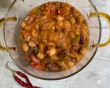 A picture of step 5 of Easy chickpea and kidney beans chilli.