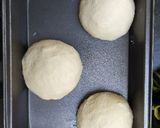 Hình bước làm 2 của món Pizza cá hồi xúc xích thịt xông khói