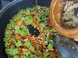 Paella de verduras y pollo aromático