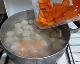 Foto langkah ke 4 dari resep 13. Sup Bakso Kacang Polong.