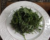 Foto del paso 2 de la receta Fuente de tomates Monterrosa y tomates azules con rúcula