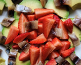 Foto del paso 2 de la receta: Ensalada de aguacate, anchoas naturales, fresas y hierbabuena
