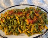 Foto del passaggio 6 della ricetta Ravioli colorati, ricotta e prezzemolo saltati burro e salvia, e tagliatelle tricolore al pomodoro
