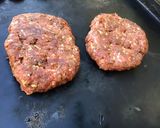 Une image de l'étape 7 de Hamburgers aux tomates séchées,ail mariné et épices italiennes.