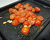 Foto del paso 2 de la receta: Milhojas de calabacín, tomates cherry, queso fresco y pesto de rúcula, queso manchego y nueces