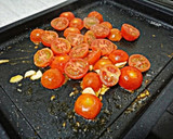 Foto del paso 2 de la receta: Milhojas de calabacín, tomates cherry, queso fresco y pesto de rúcula, queso manchego y nueces